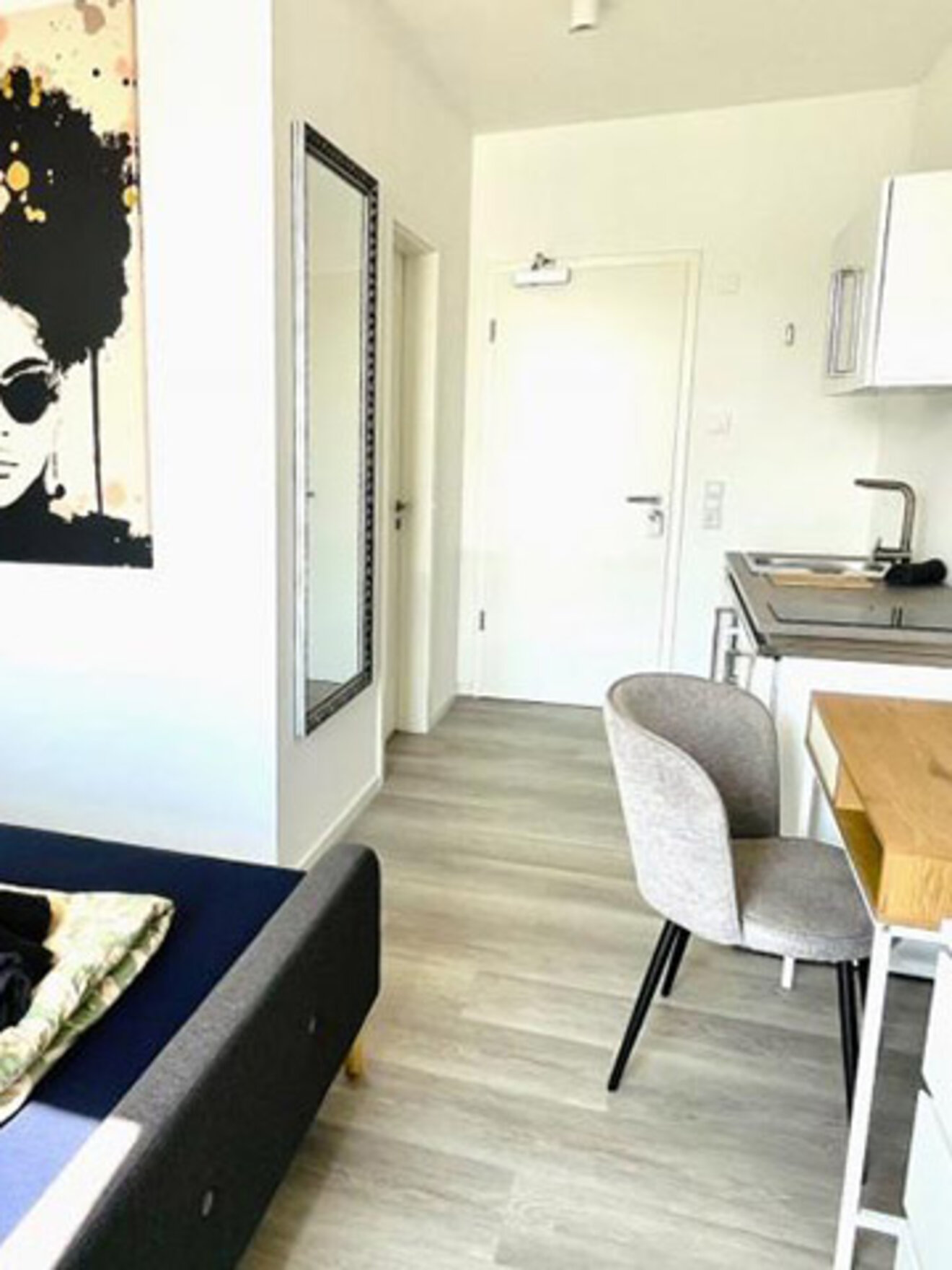 4 x Doppelzimmer
Exklusive Penthousezimmer
mit Queensizebetten, TV,
Schreibtisch, Küchenzeile
und eigenem Badezimmer 3_IMG_0000_3_20247271029538_PenthousexAppartment