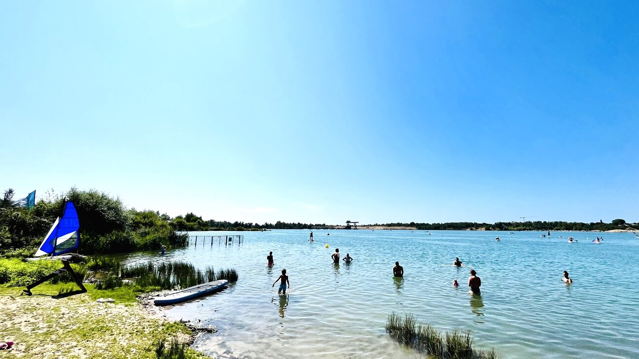 Badesee_Buchzig_mit_Surfbrett